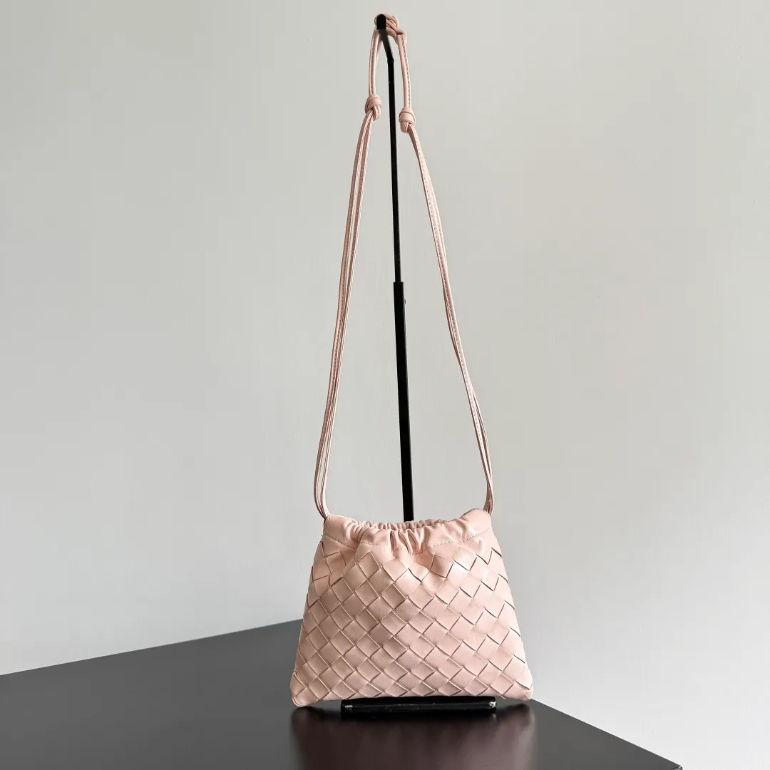 Batch 1400 BOTTEGA VENETA DUSTBAG mini size is officially launched📣📣. It still continues the classic weaving process. The lazy and casual feeling presented by the drawstring pockets is not too suitable for summer. The small back body is light and convenient. It is enough to carry lipstick and tissues when going out every day. It is not easy to make mistakes with any clothes. The shoulder strap has a buckle and pull-out design, which can be adjusted to unlock multiple carrying methods. Style number: 816987 Size: 21*16.6*1cm